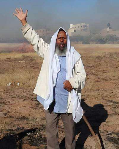 انا الشيخ سليمان الهذالين، أبلغ من العمر 70 عاماً، قتلتني شاحنة تابعة للشرطة الاسرائيلية دهساً أثناء التصدي لاحدى محاولاتهم لهدم ومصادرة ممتلكاتنا في مسافر يطا، رغم انني كنت أعزلاً ..